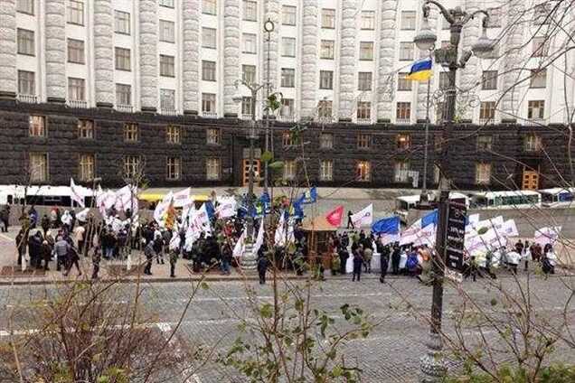 У Кабмина участники Евромайдана требуют отставки Азарова