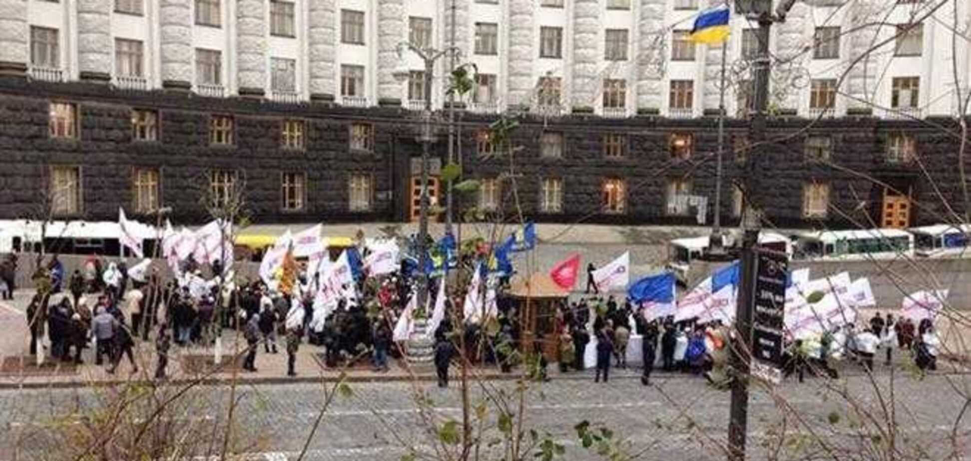 У Кабміну учасники Евромайдана вимагають відставки Азарова