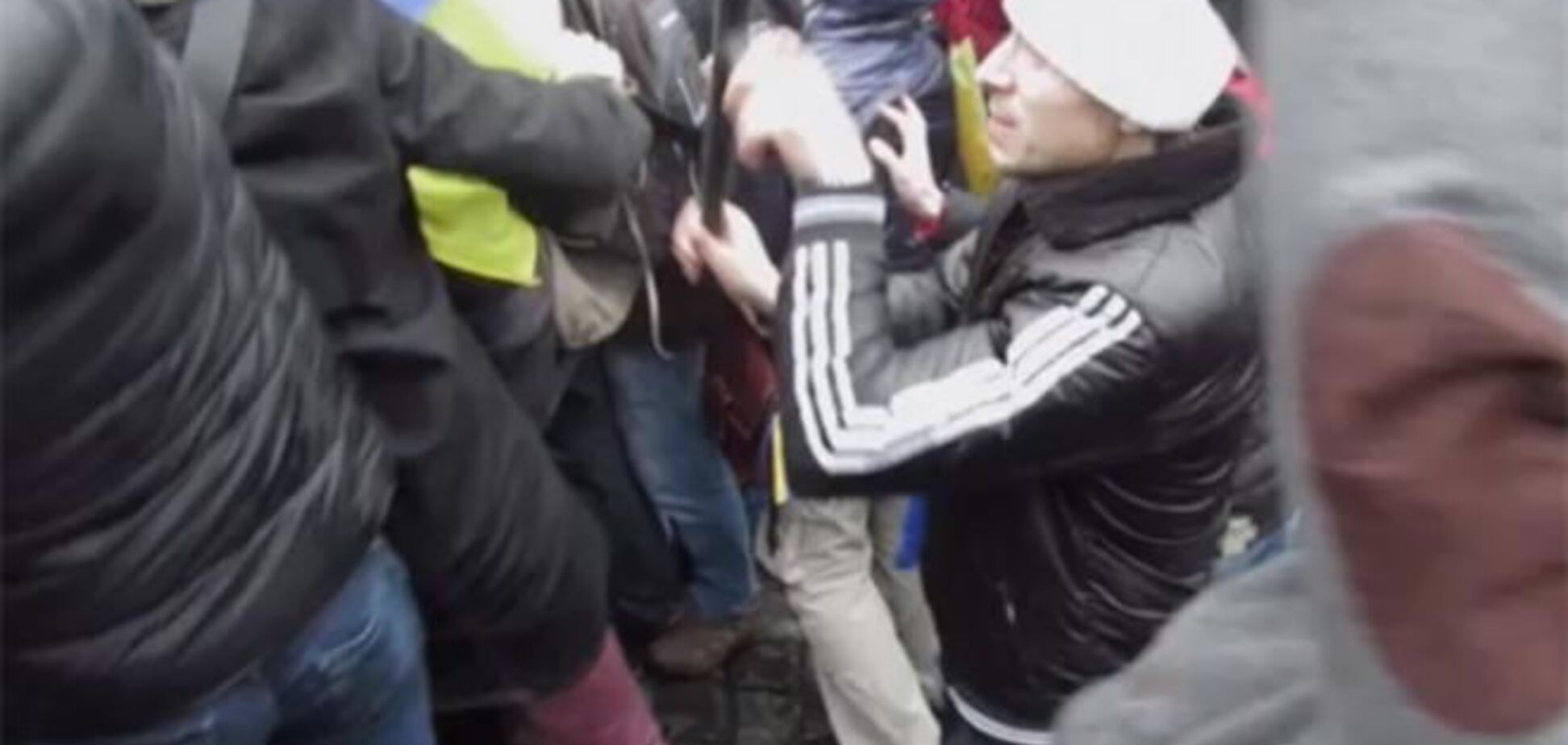 В сети появилось видео, как псевдо-активисты бьют 'Беркут'