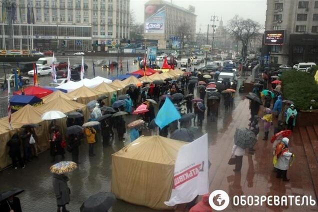 Евромайдан раскололся пополам. Молодежь требует убрать партийную символику