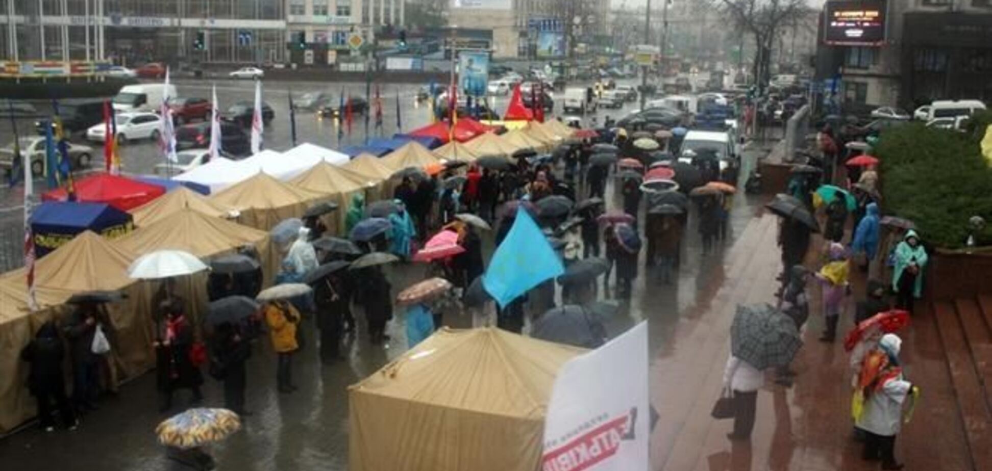 Евромайдан раскололся пополам. Молодежь требует убрать партийную символику