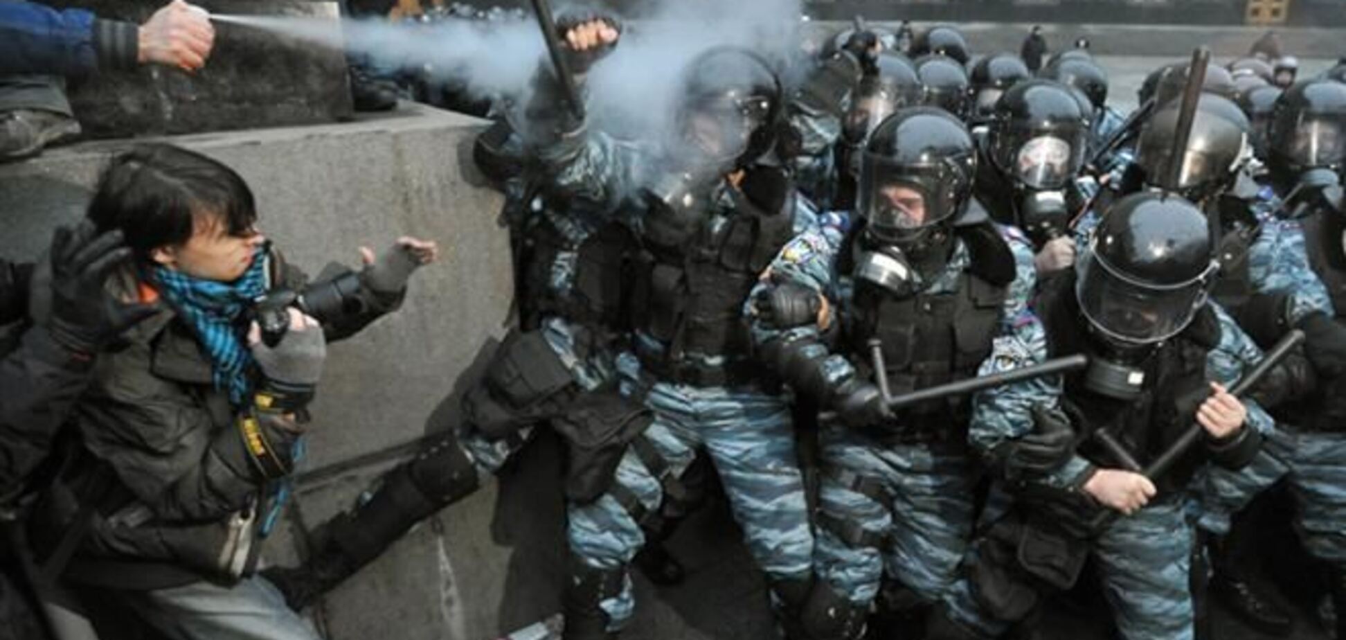 На Майдане бойцы 'Свободы' поливали людей газом