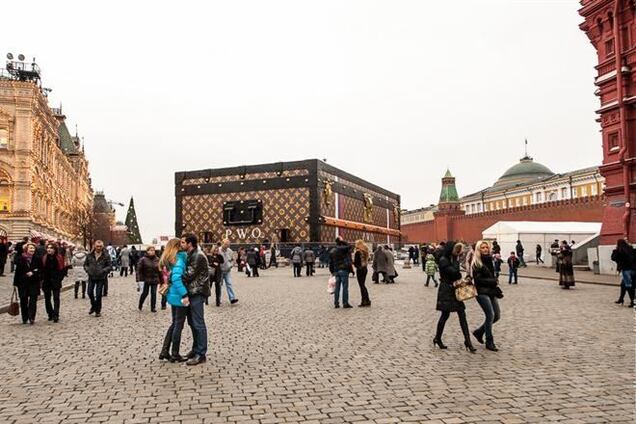 Гигантский чемодан на Красной площади в Москве