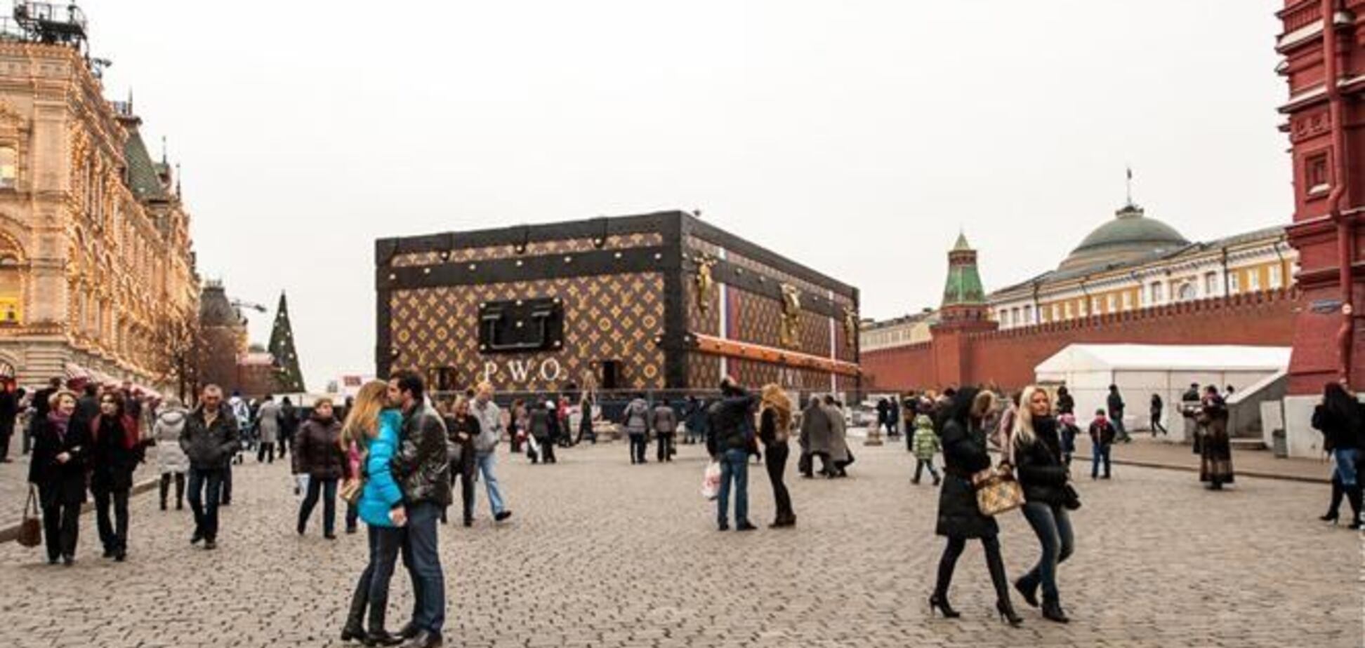 Гигантский чемодан на Красной площади в Москве