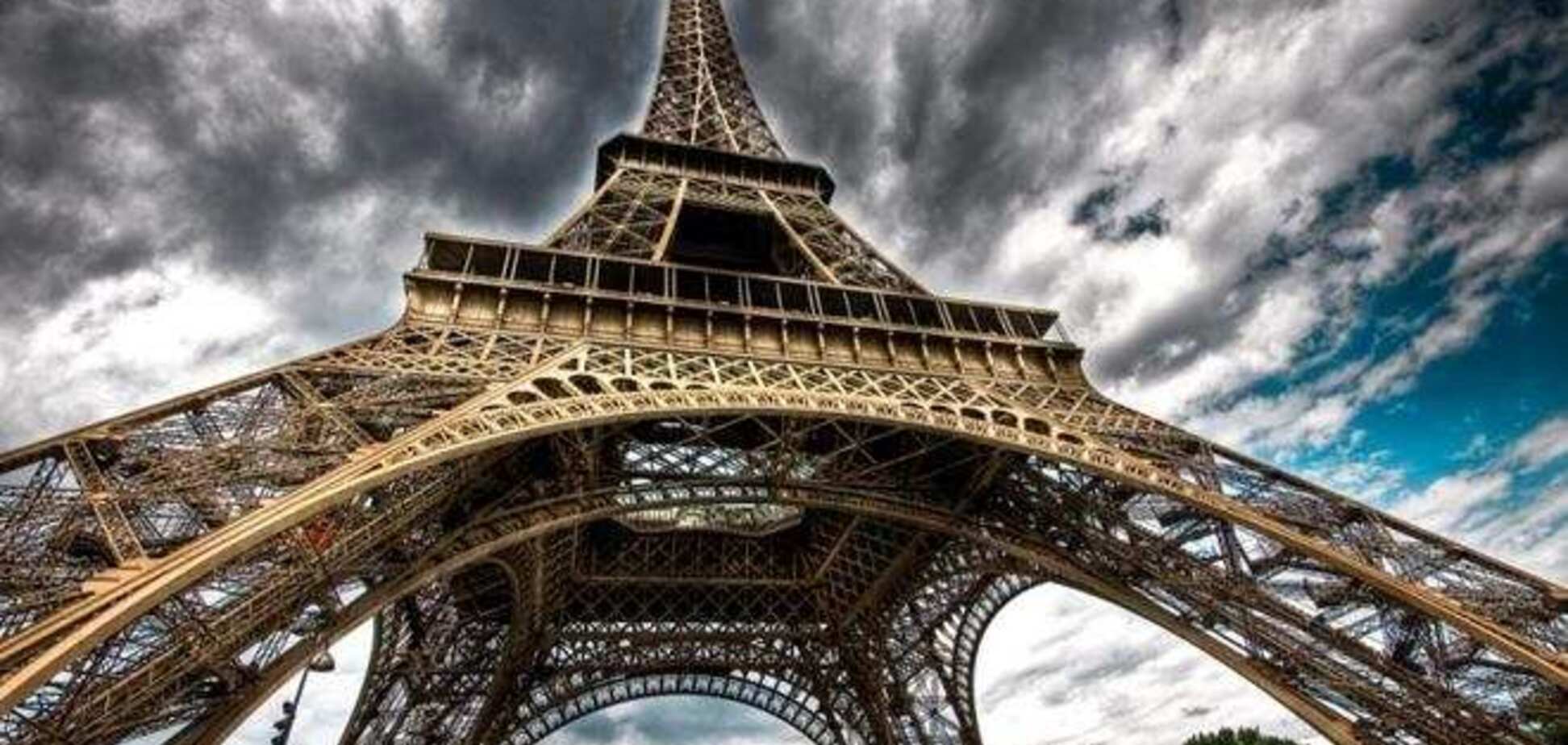 В Париже продали лестницу Эйфелевой башни 