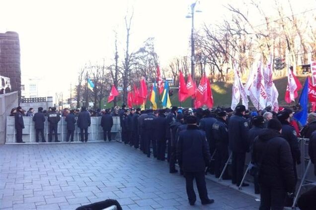 У здания Кабмина собралась тысяча протестующих