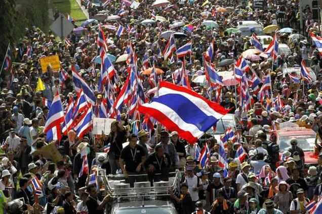 Протестующие в Бангкоке вышли на 'мирный штурм' министерств
