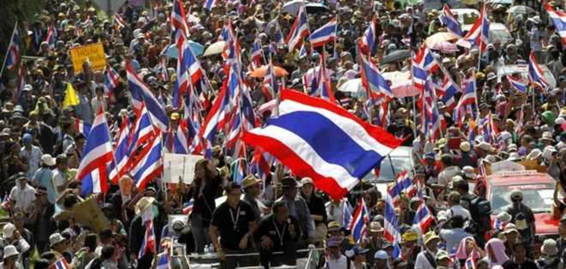 Протестующие в Бангкоке вышли на 'мирный штурм' министерств