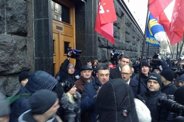 Лидеры оппозиции не смогли прорваться в Кабмин: там 'ремонт'