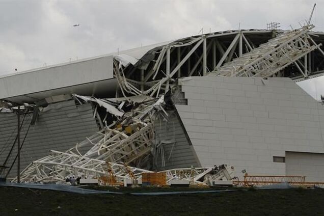 На стройке стадиона ЧМ-2014 из-за падения крана погибли люди