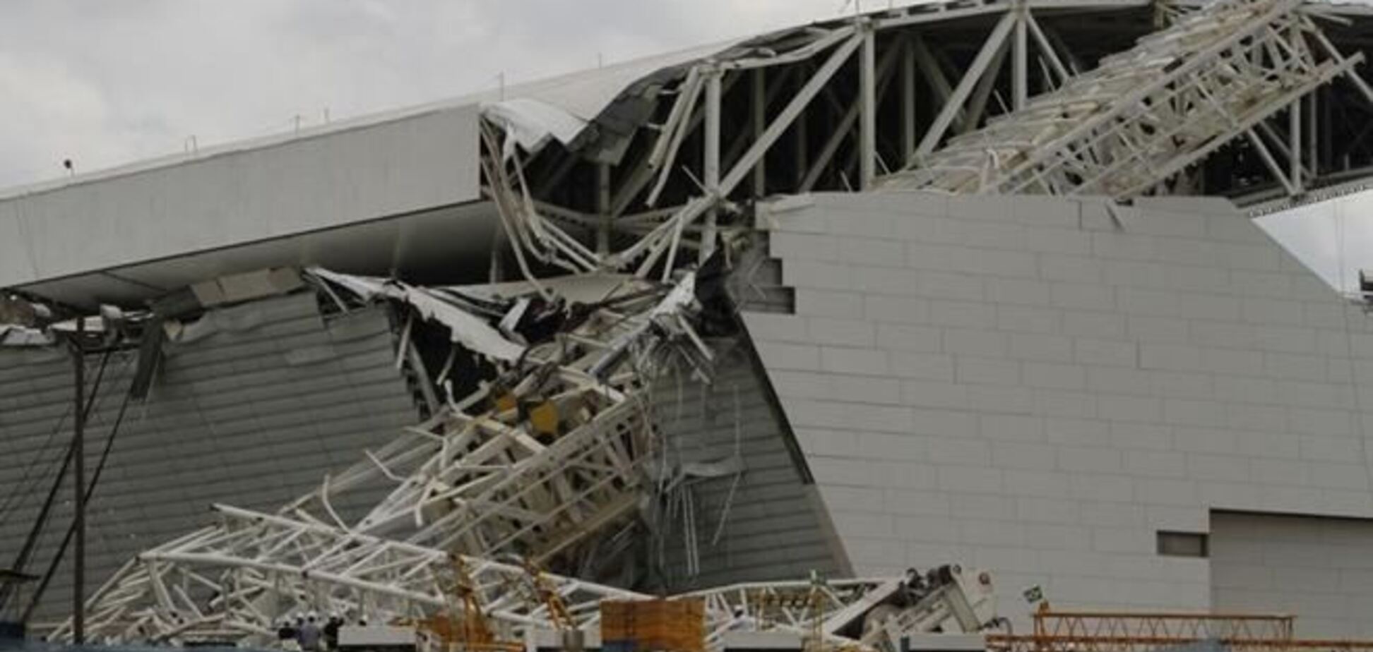 На стройке стадиона ЧМ-2014 из-за падения крана погибли люди 