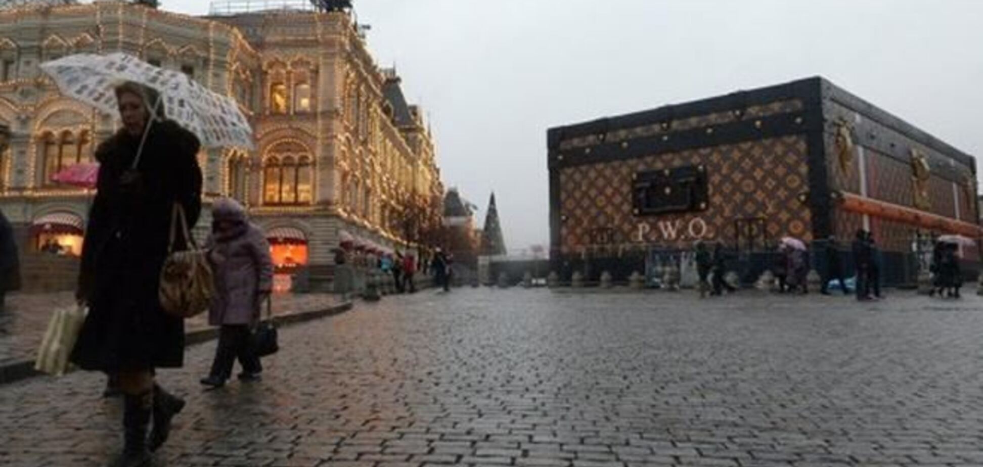 Чемодан Louis Vuitton на Красной площади в Москве вызвал интерес туристов 