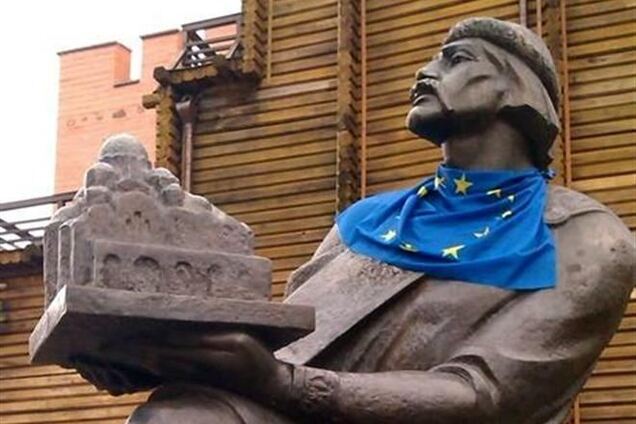 В Киеве памятники украсили флагами ЕС
