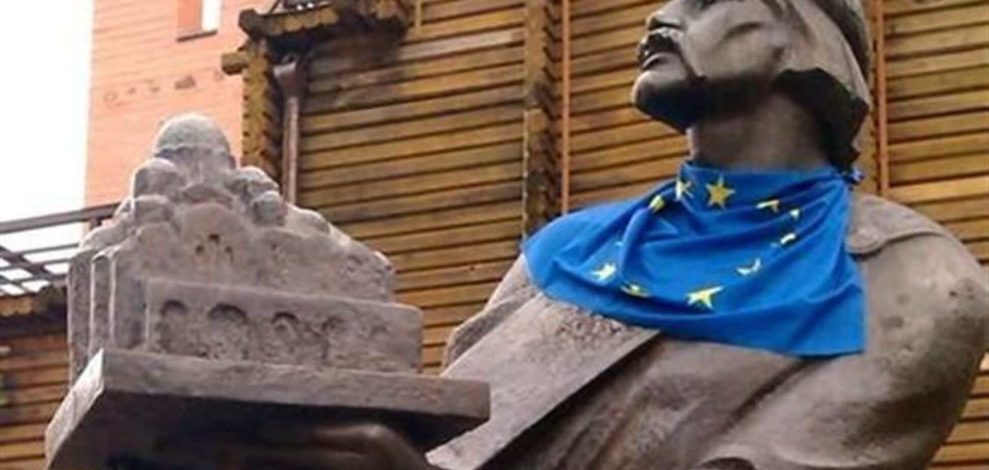 В Киеве памятники украсили флагами ЕС