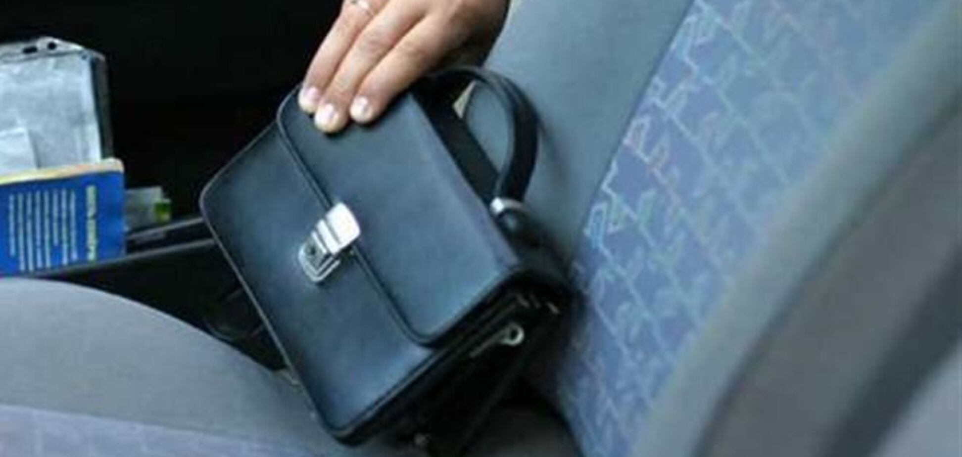 В аэропорту Москвы пассажира ограбили на 2,7 млн долларов