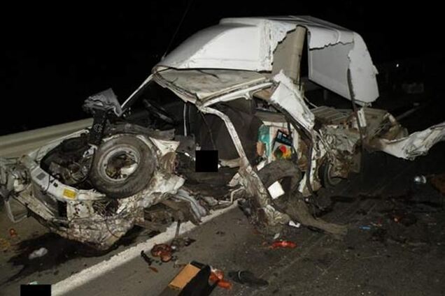 Лобовое ДТП на Николаевщине: грузовик – в кювет, легковушка – на свалку