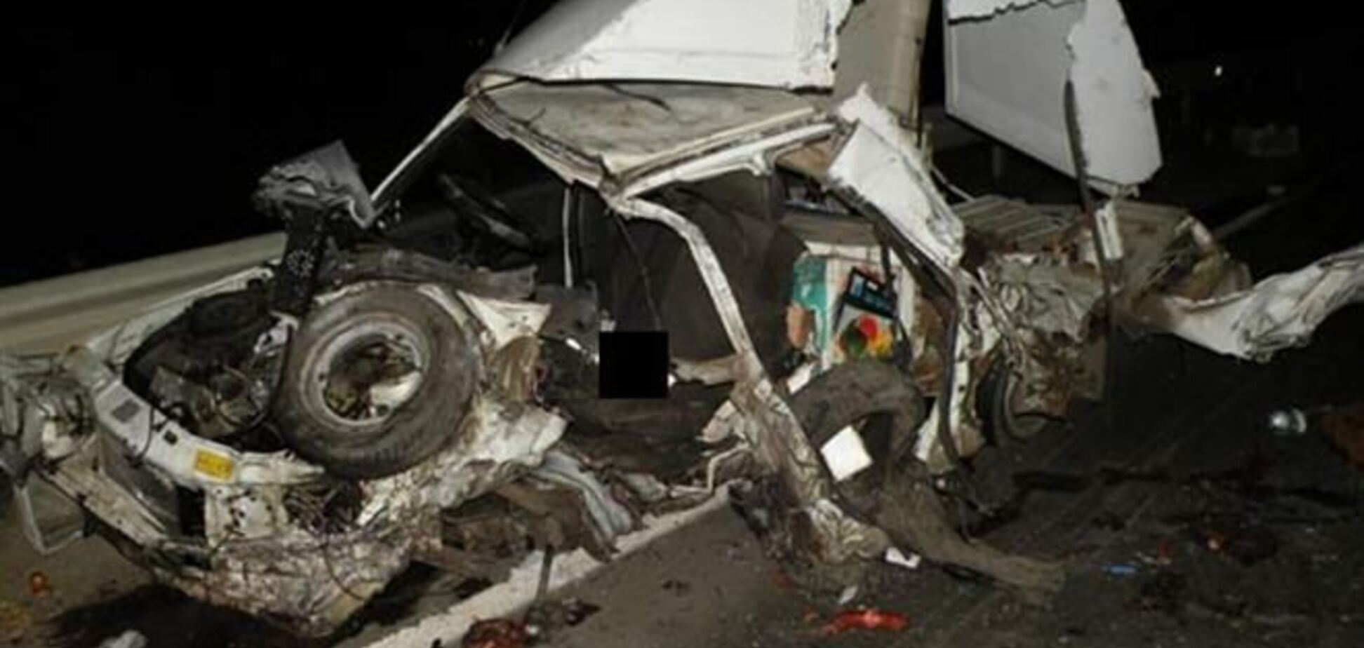 Лобовое ДТП на Николаевщине: грузовик – в кювет, легковушка – на свалку