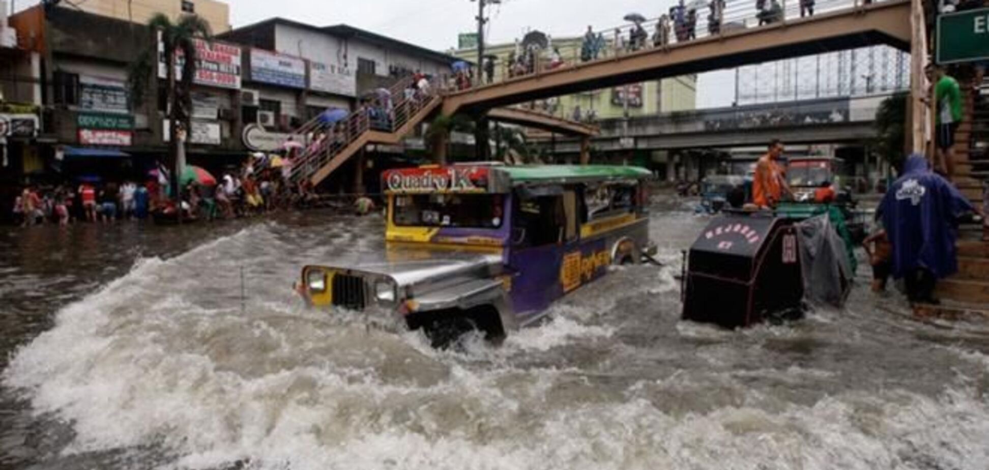 Из-за супертайфуна на Филиппинах погибли 5,5 тысяч человек