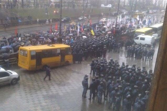 Під Кабміном скандують 'Юлі - волю!'