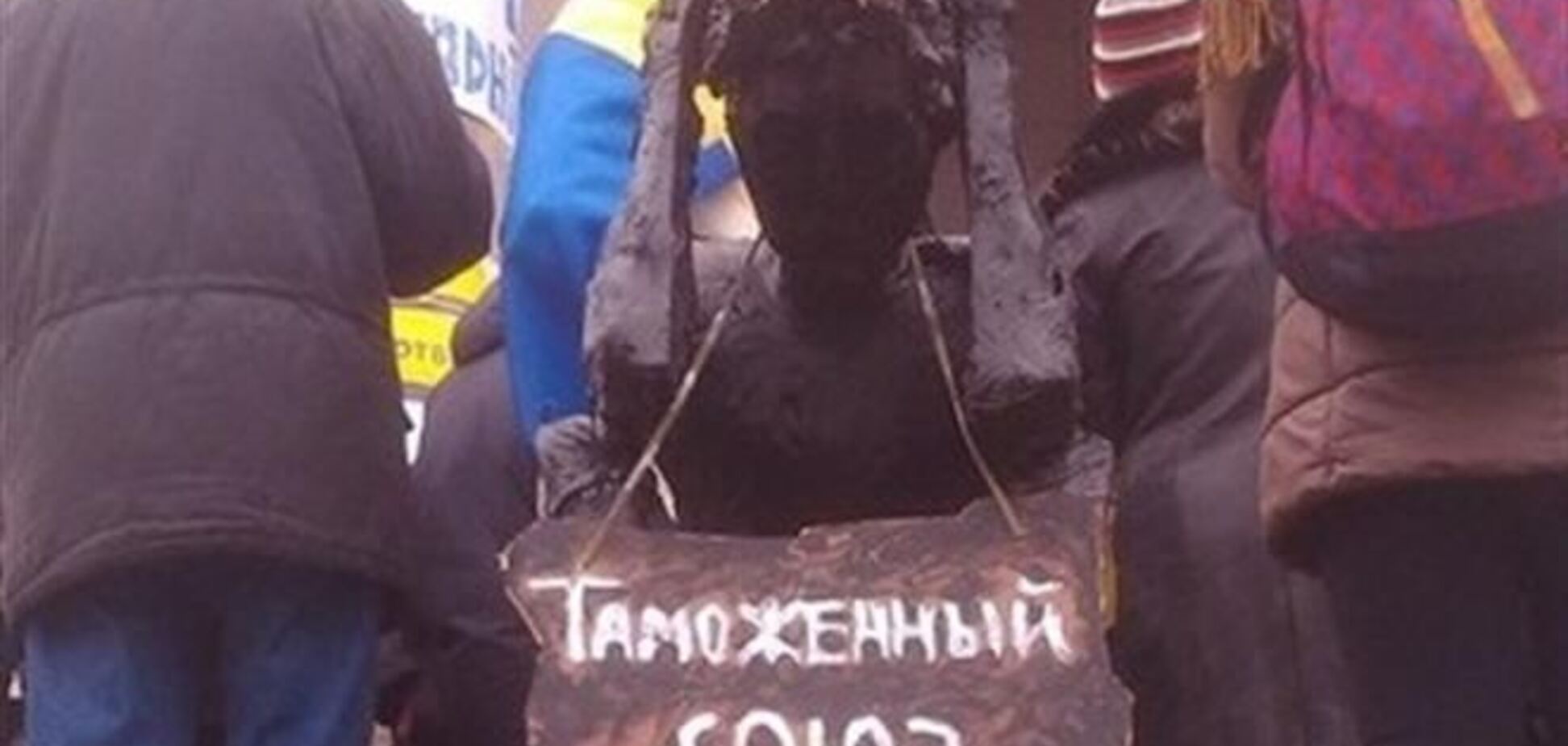 На Майдане появилась скульптура 'Таможенный союз'