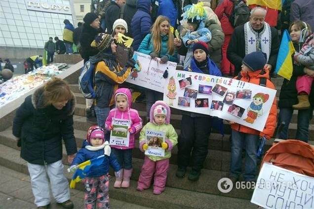 Мами з дітьми просять Януковича підписати угоду з ЄС