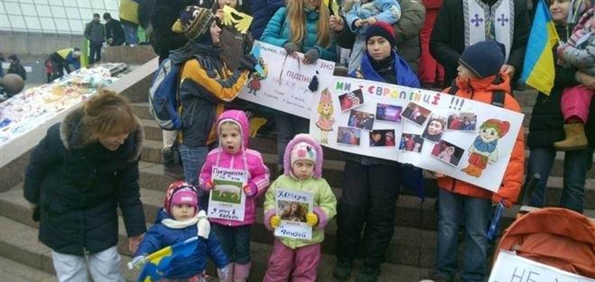 Мамы с детьми просят Януковича подписать соглашение с ЕС