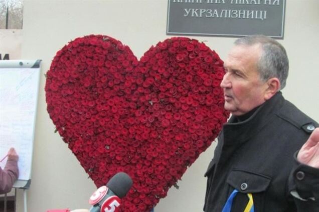 Тимошенко подарили Swarowski и сердце из роз