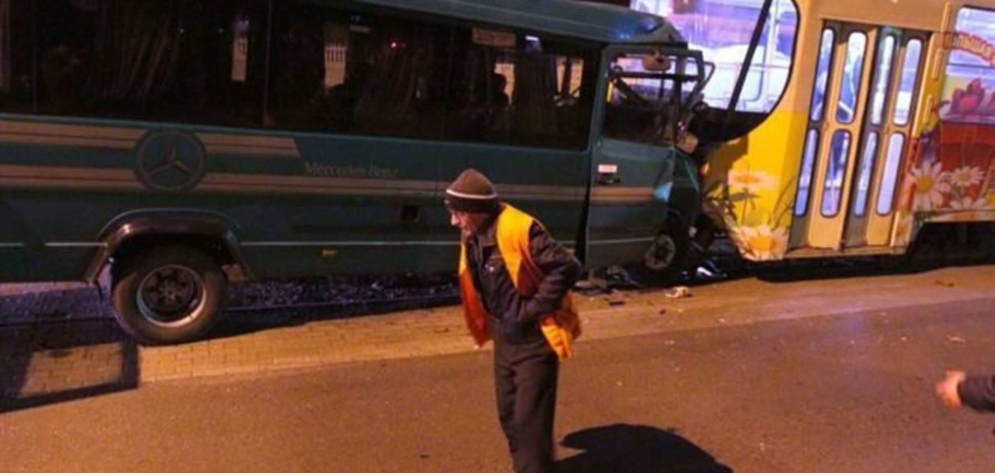 В Донецке автобус с болельщиками 'Шахтера' врезался в трамвай