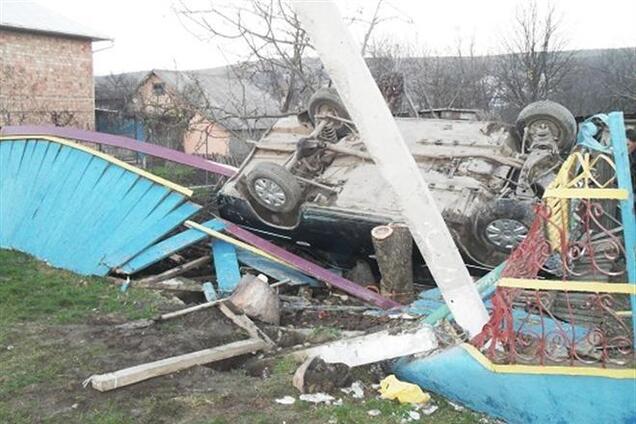 На Буковине ВАЗ задавил трех школьниц, снес забор и перевернулся