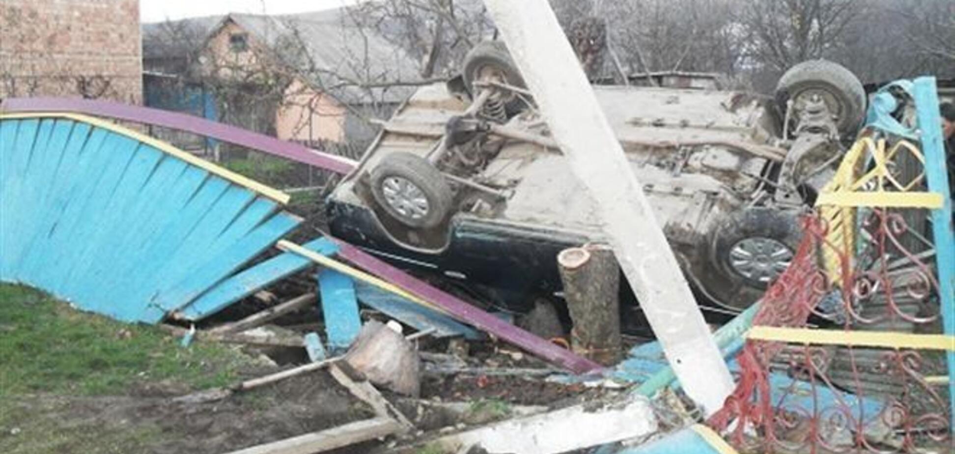 На Буковине ВАЗ задавил трех школьниц, снес забор и перевернулся