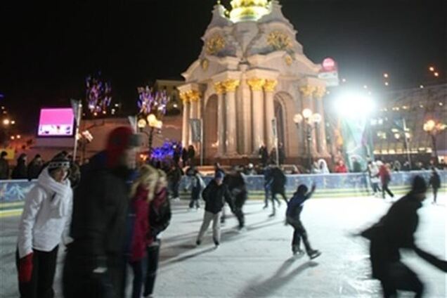 На Майдане Незалежности заливают каток