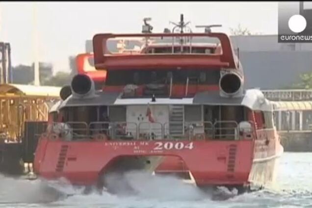 В Китае паром налетел на неизвестный предмет: почти сотня пострадавших