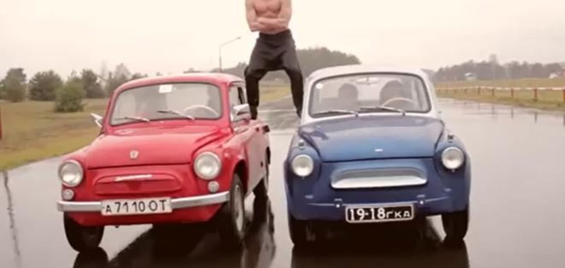 Ответ Ван Дамму: белорус сел на шпагат между двумя едущими 'Запорожцами'