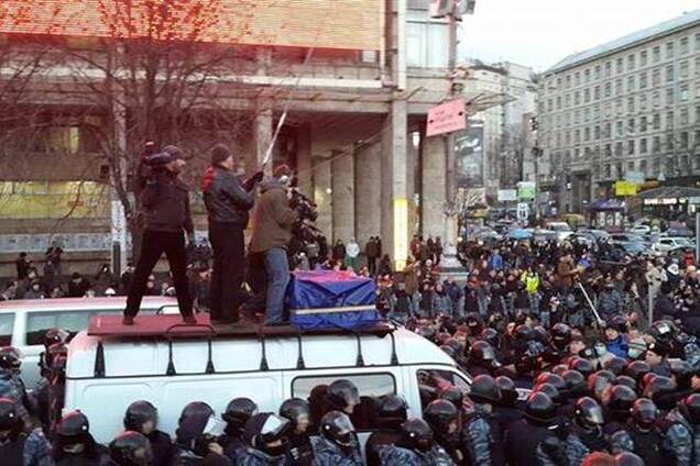 'Беркут' на Евромайдане заблокировал машину озвучки