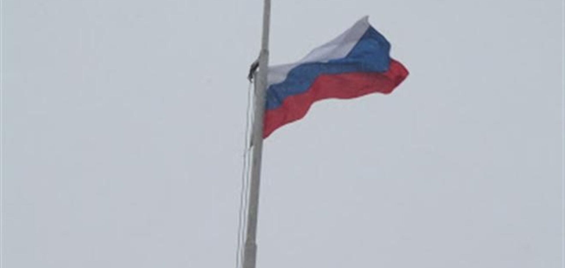 В центре Шостки вывесили российский флаг