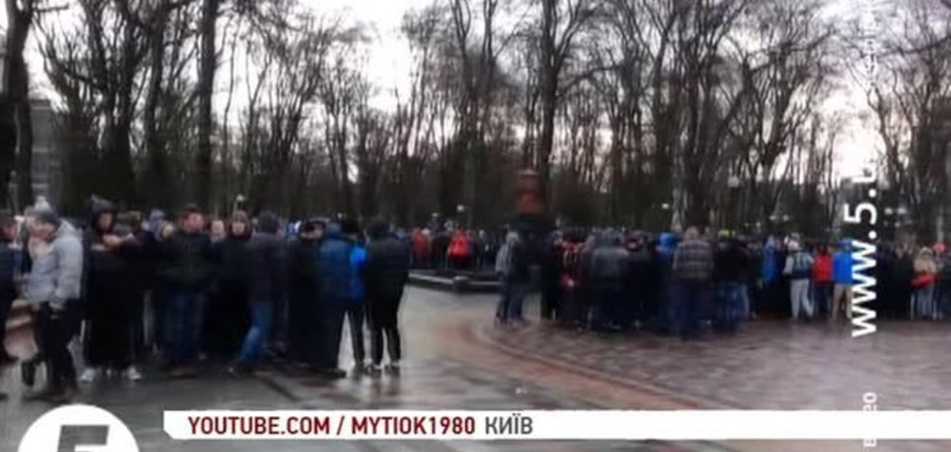Съемочную группу '5 канала' забросали камнями в центре Киева