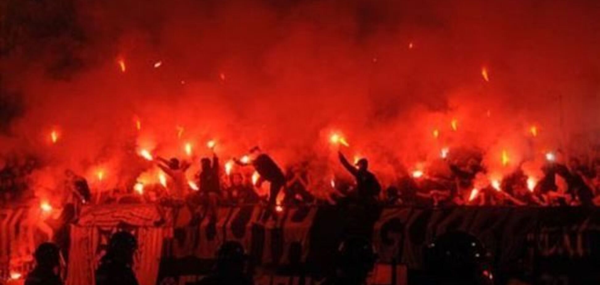 На главном дерби Сербии подожгли стадион