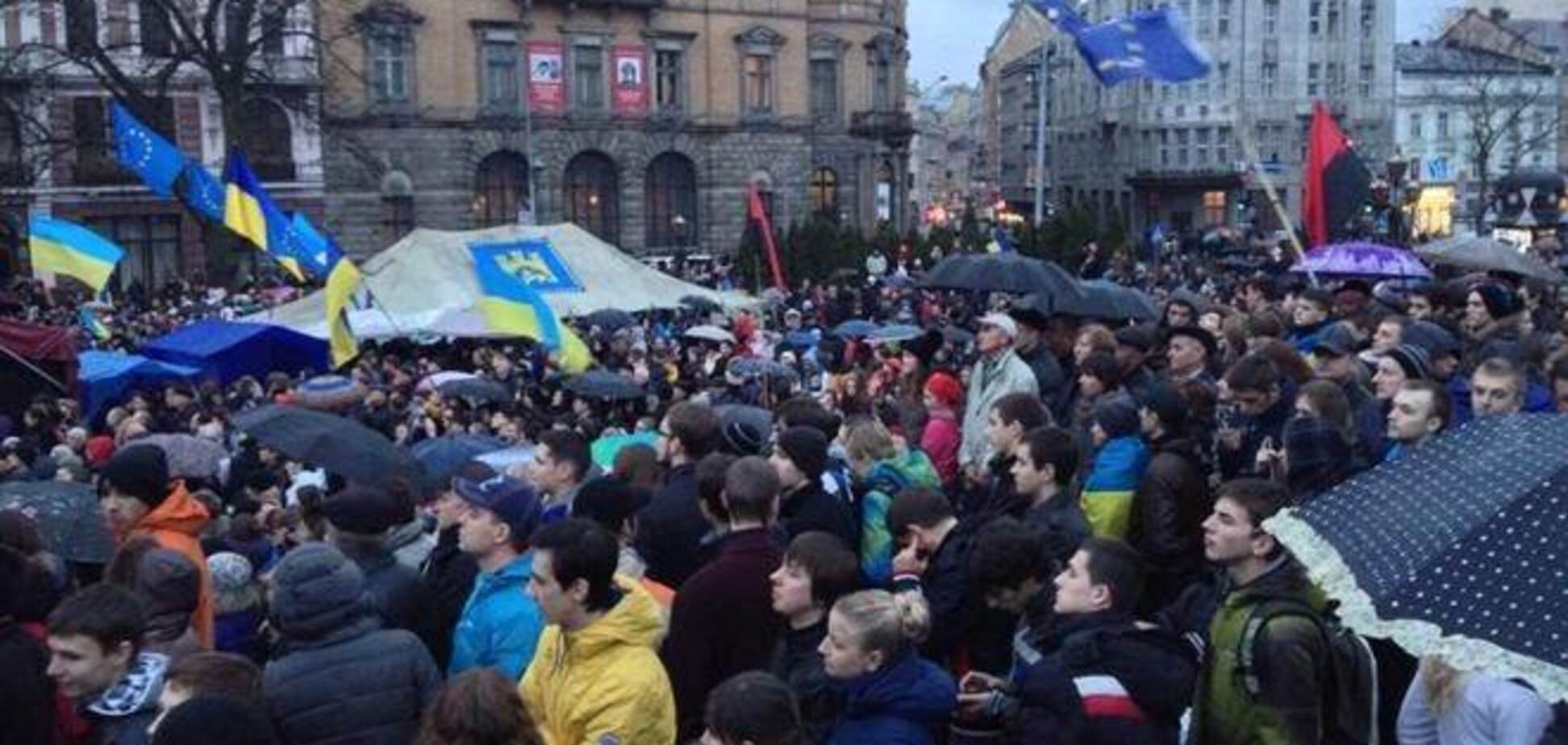 У Львові мітингують близько десяти тисяч городян