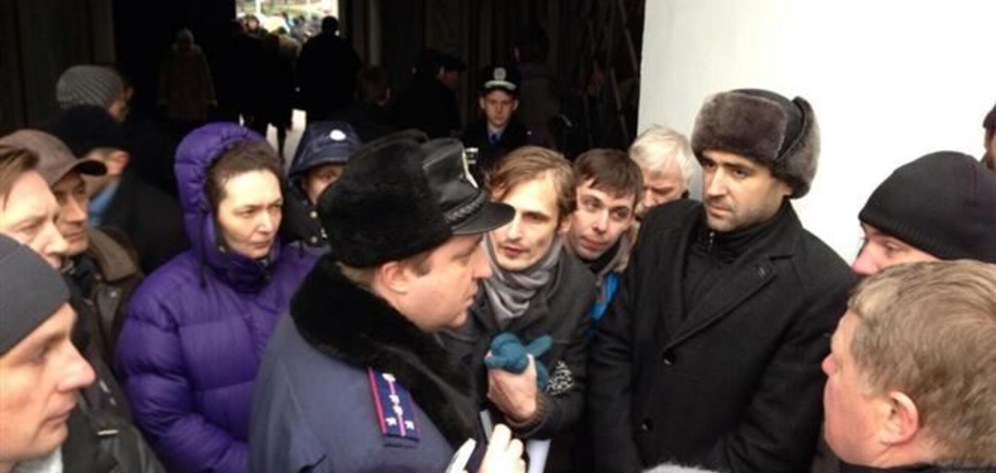 FB: активистов, выходящих за пределы Михайловского монастыря, арестовывают
