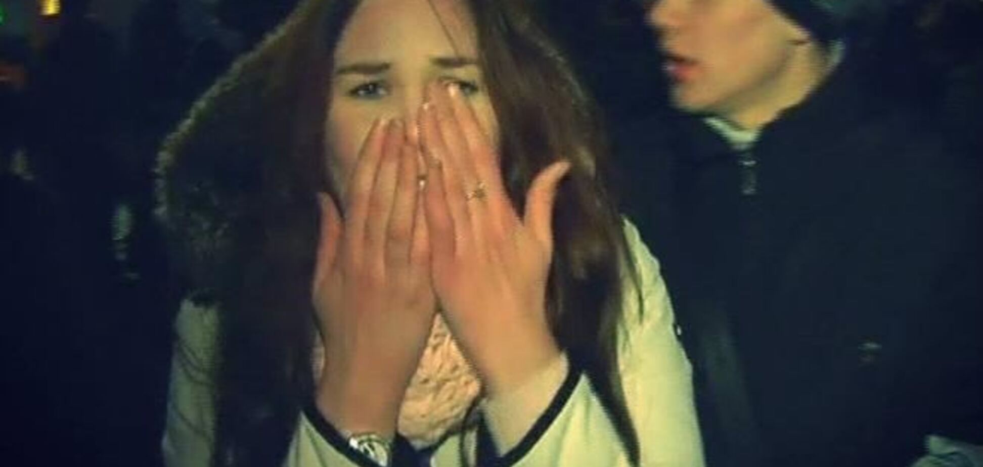 Активисты не дают увезти задержанных с Евромайдана