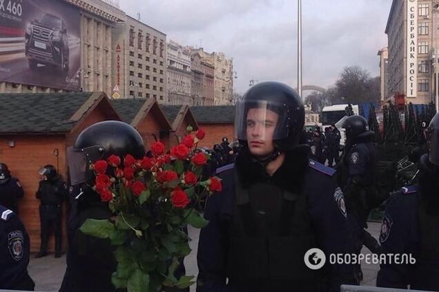 На майдане появились цветы с черными лентами и елки