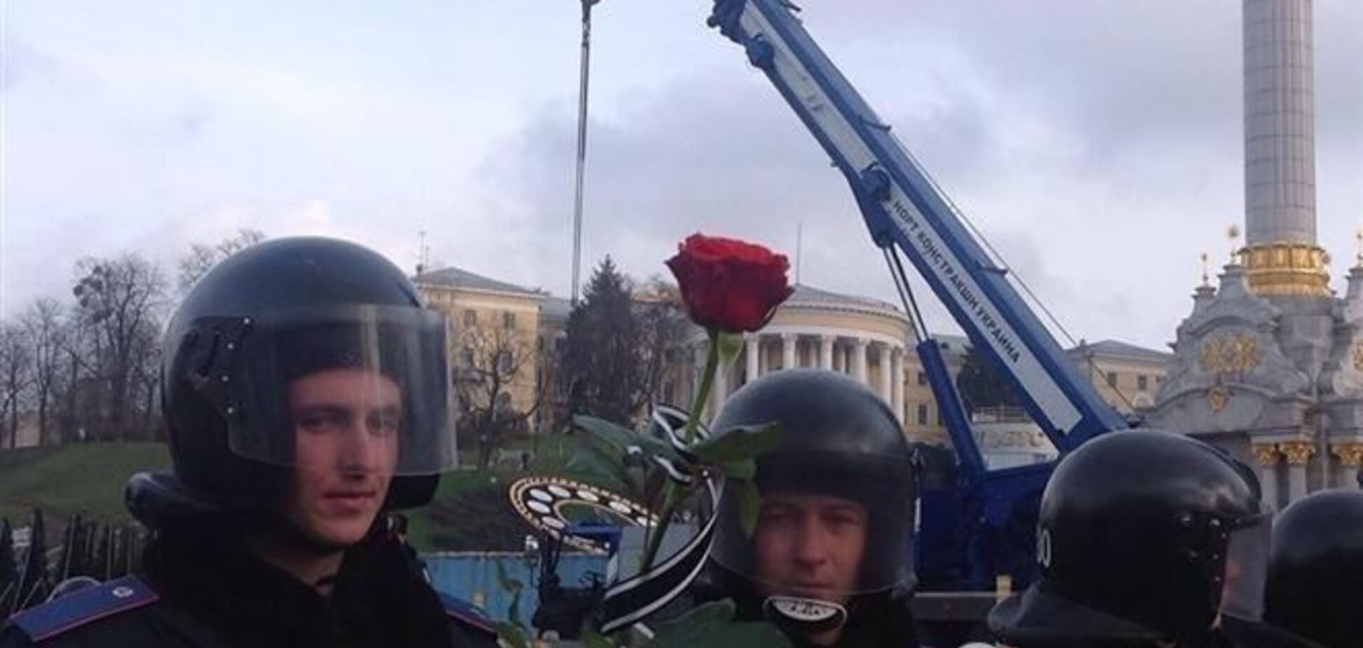 Люди приносять до місця розгону Евромайдана квіти з чорними стрічками