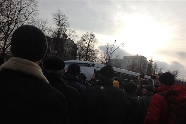 Активисты Евромайдана заблокировали машину с солдатами внутренних войск