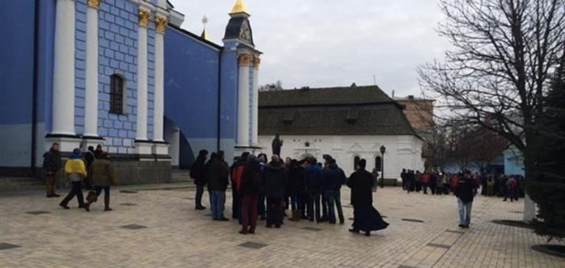 Активісти: ченці погрожують вигнати евромайдановцев з монастиря