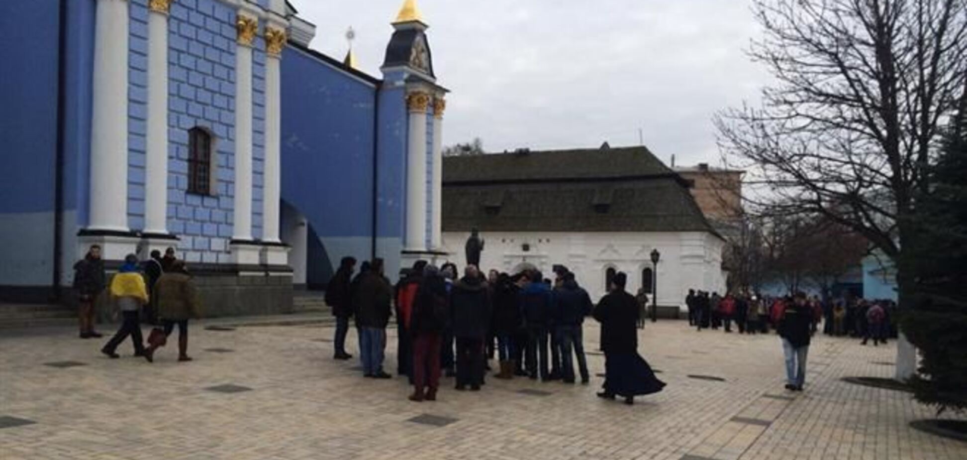 'Беркут' окружил Михайловский собор, где прячутся евромайдановцы