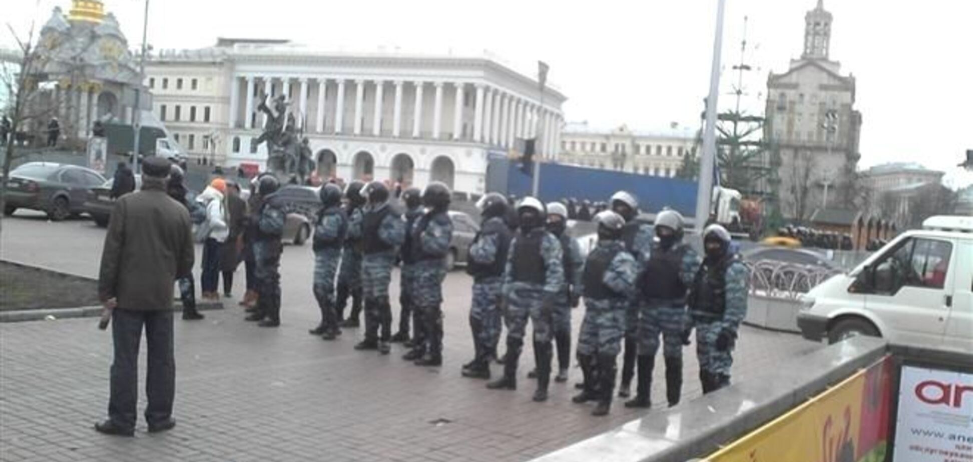 'Беркут' блокирует часть выходов из метро