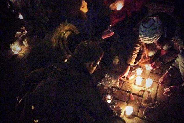 На Евромайдане в знак протеста зажгли свечи