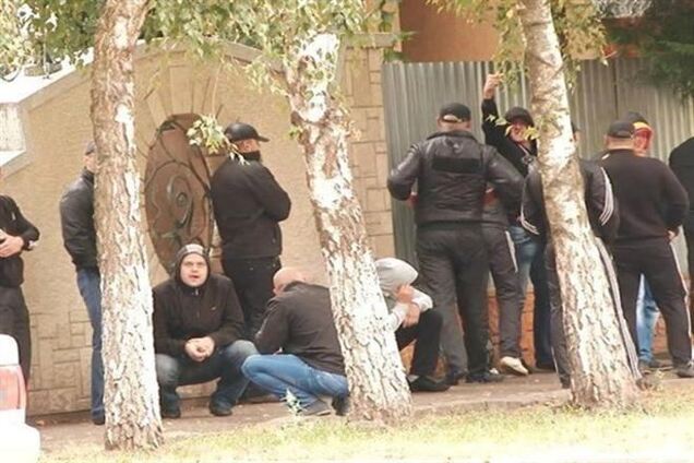 ТВ: на подъезде к Киеву стоит десяток автобусов со спортивными юношами