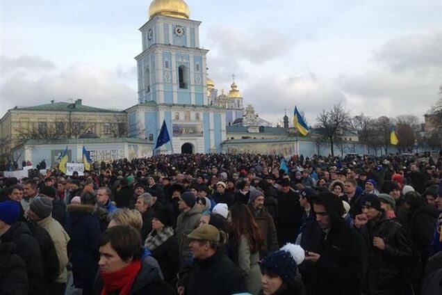 Мітингувальників просять залишити територію Михайлівського монастиря