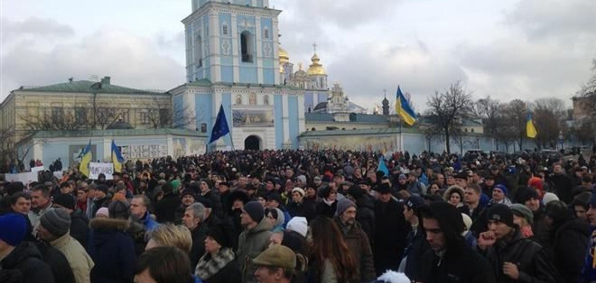 Митингующих просят покинуть территорию Михайловского монастыря